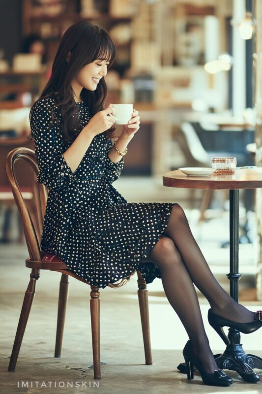 カフェでコーヒーを飲んでいる黒タイツ美女