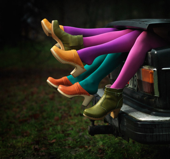 車のトランクからカラータイツの脚が飛び出している画像
